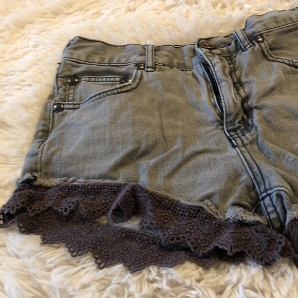 FR Free People Womens Lace Crochet Trim Distressed Denim Jeans Shorts - Picture 4 of 12